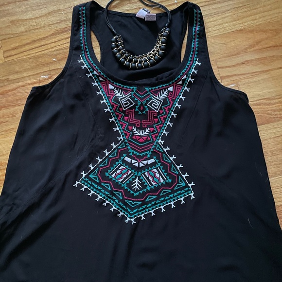 Sleevesless Aztec styled tank NWT. Xl - Picture 2 of 4